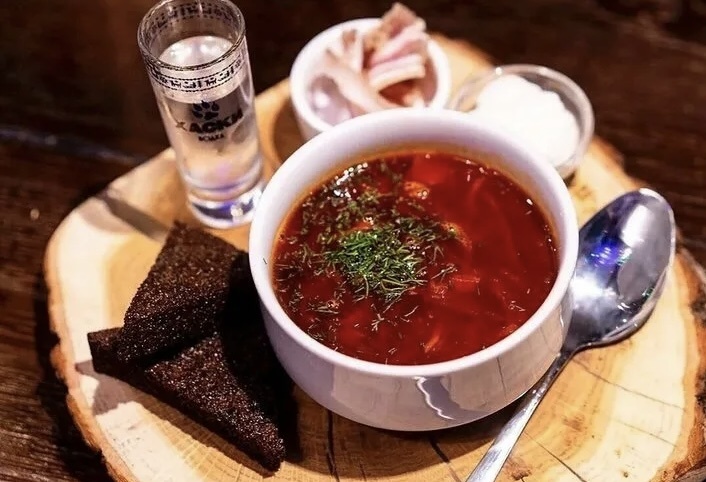 Настоящий домашний борщ — густой, ароматный, с мясом, свёклой, капустой и томатной заправкой. Подробный рецепт с пошаговыми этапами приготовления.