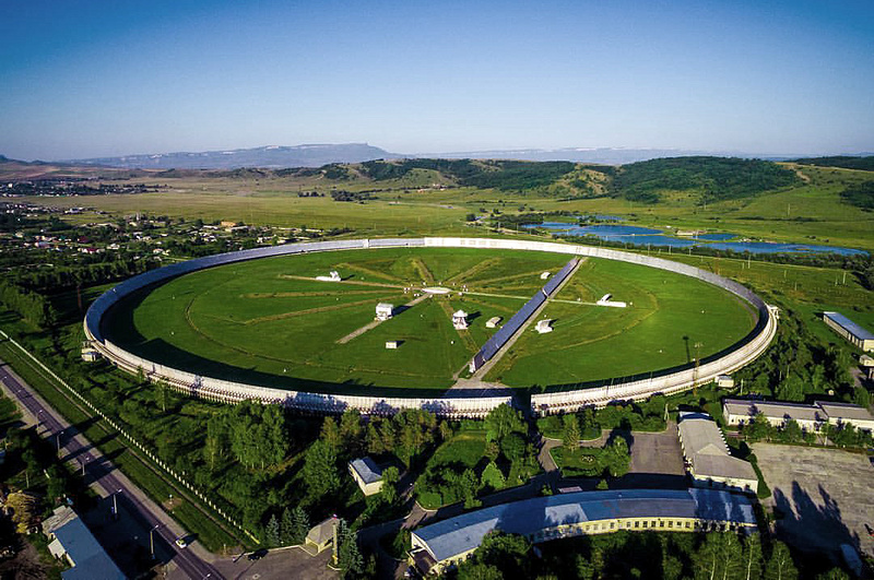 Радиотелескоп РАТАН-600 в станице Зеленчукской (Карачаево-Черкесия) — самый большой телескоп в мире. Диаметр зеркала — около 600 метров. Именно с его помощью ученые обнаружили тот самый загадочный сигнал