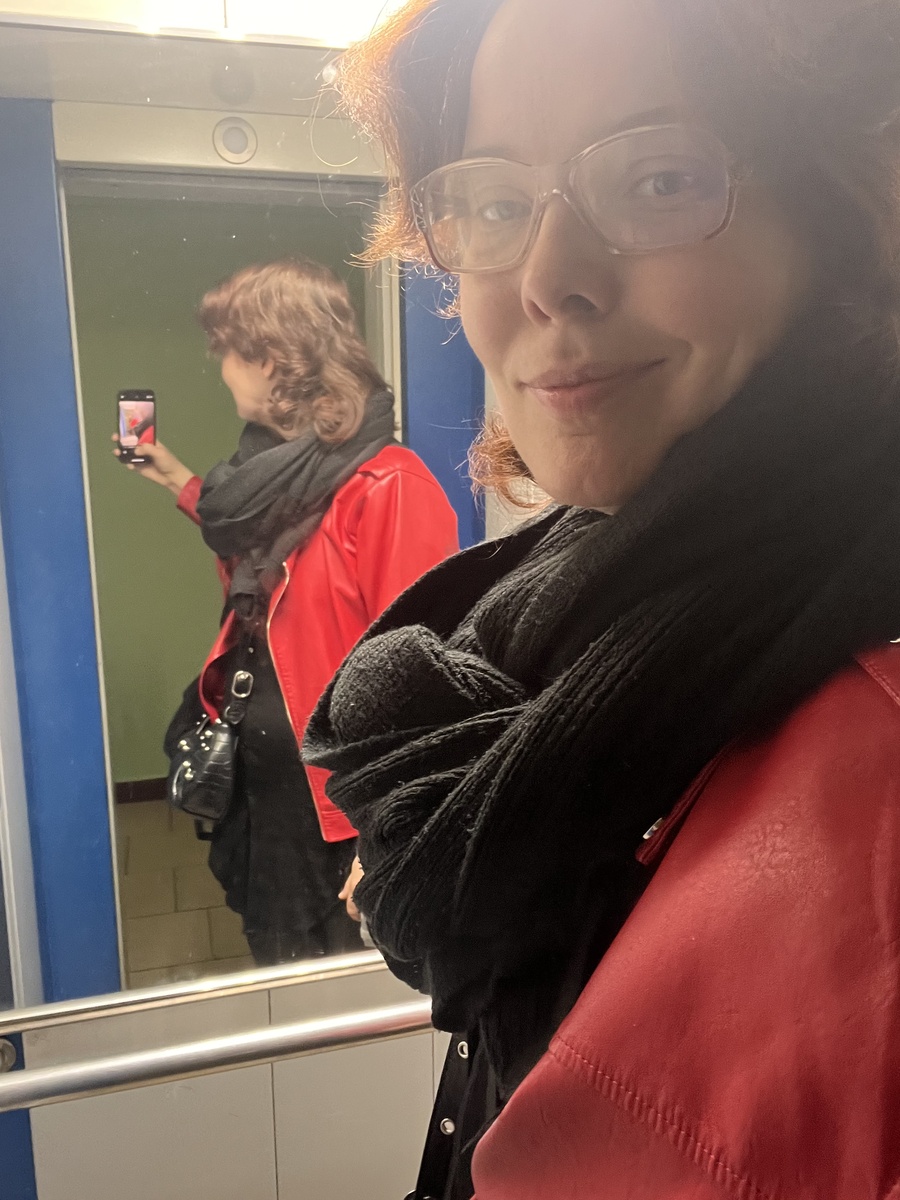 Я в красной косухе еду на смену в Храм