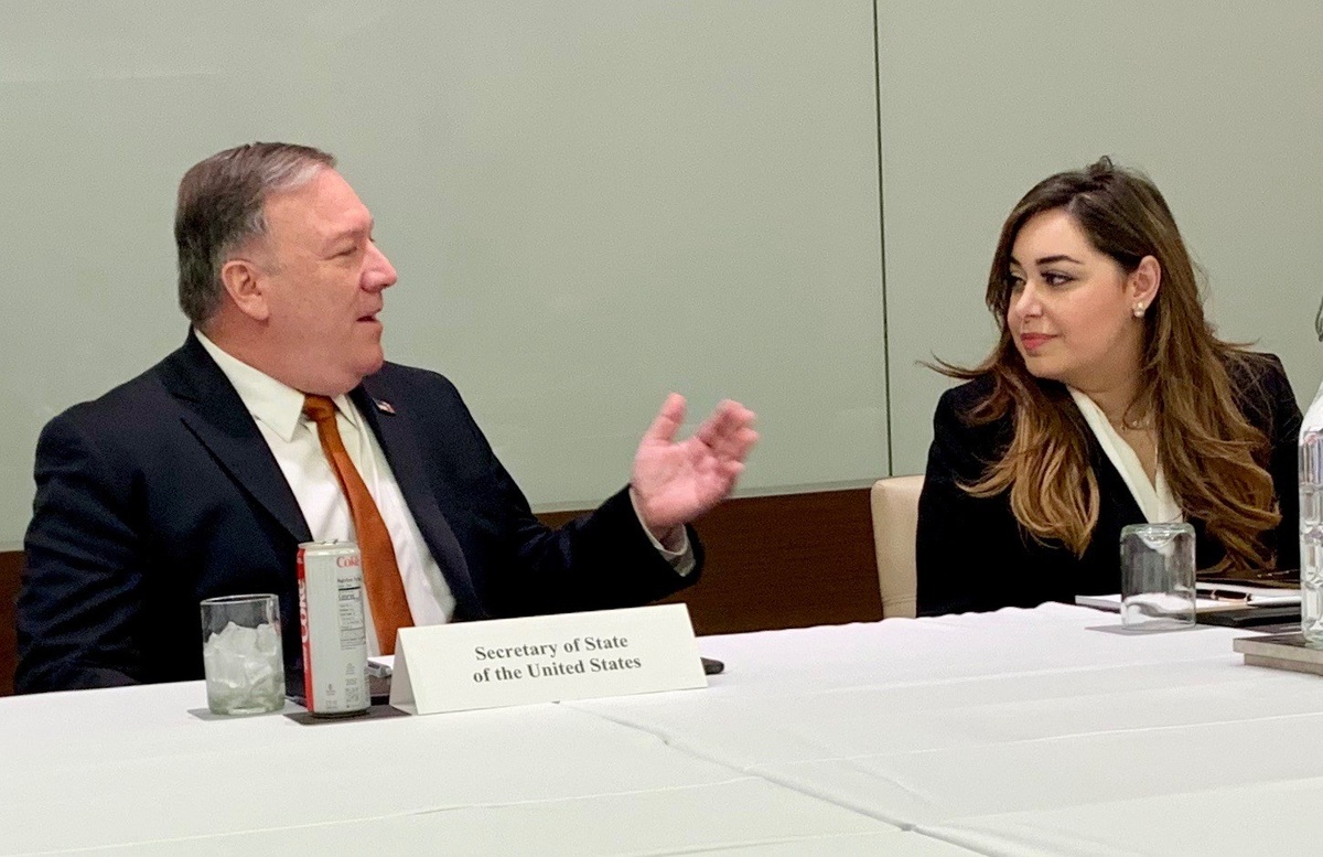Мора Намдар, адвокат и предприниматель, провела круглый стол с госсекретарем Помпео в Далласе, штат Техас, 15 апреля 2019 года.