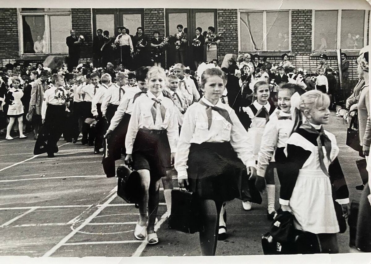 Фото: Лариса Николаевна Евланова (Новикова) / 1 сентября 1976 год / Школа №1