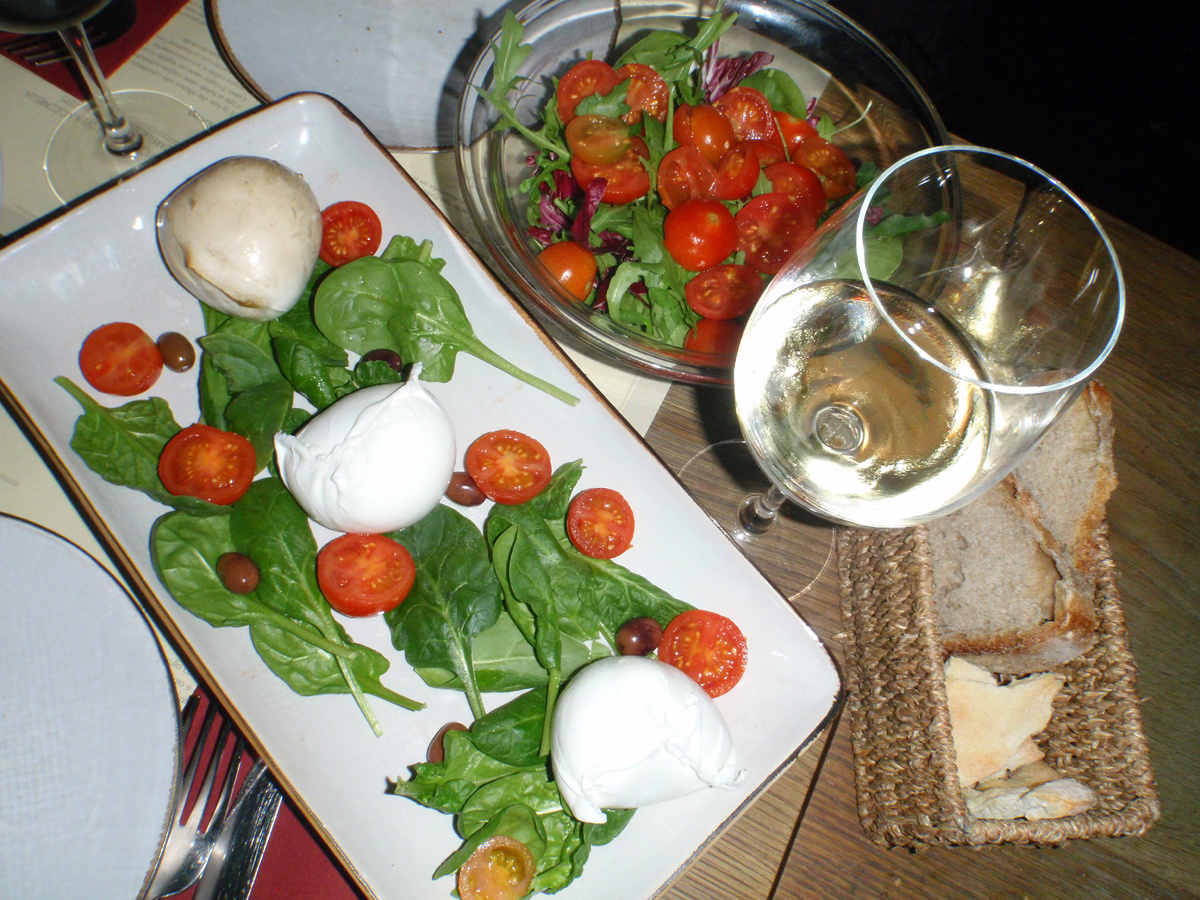 В Риме мы с подругой облюбовали ресторан моцареллы. Да, и такие там есть. Фото из архива автора. 