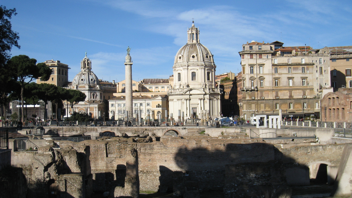 Развалины Древнего Рима и созранившаяся застройка города. Фото из архива автора. 
