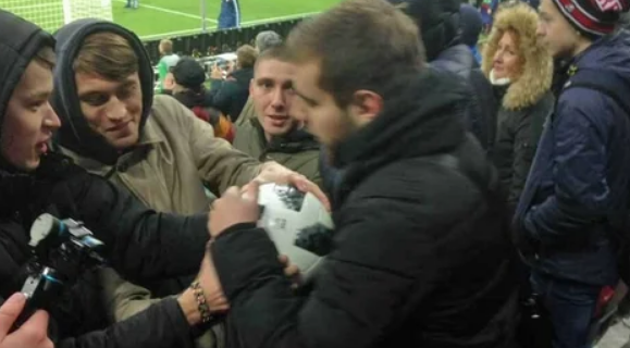 Мяч на трибуне, пытаются забрать