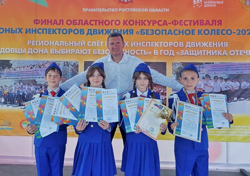 Команда Обливской средней школы № 1 с руководителем А.Ю.Иващенко - победитель областного финала