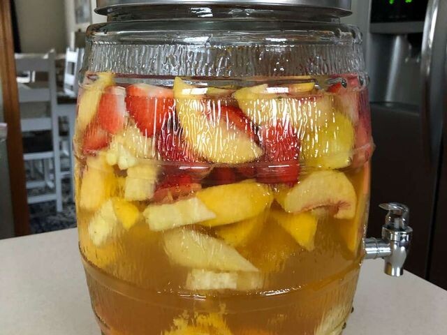 Замечательная сангрия, приготовленная из белого вина, манго и апельсиновых долек. Персиковый шнапс, коньяк и имбирный эль дополняют этот напиток для летней вечеринки.