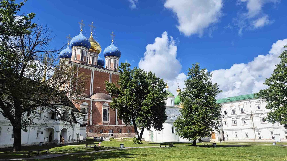 Так как стены и башни не сохранились, про Рязанский Кремль говорят, что это кремль без кремля. Листайте галерею, чтобы увидеть ещё фото