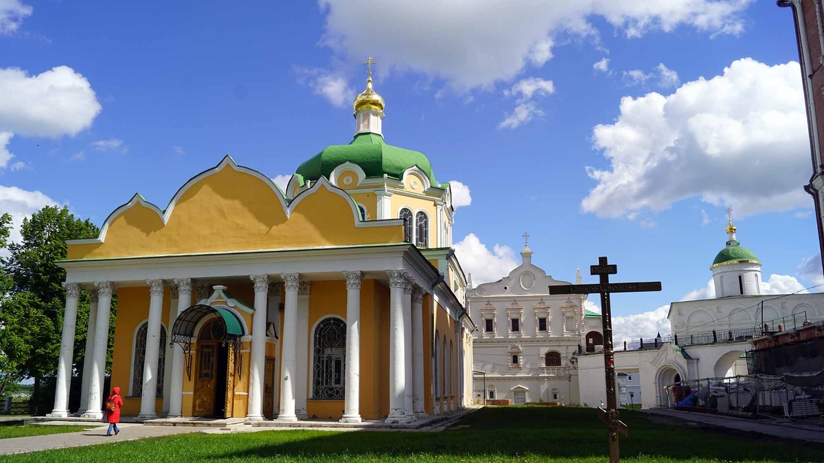 Христорождественский собор — самое первое каменное здание на территории Кремля. До 18 века его называли Успенским. Храм ни раз перестраивался и дошел до нас в стиле архитектуры 19 века