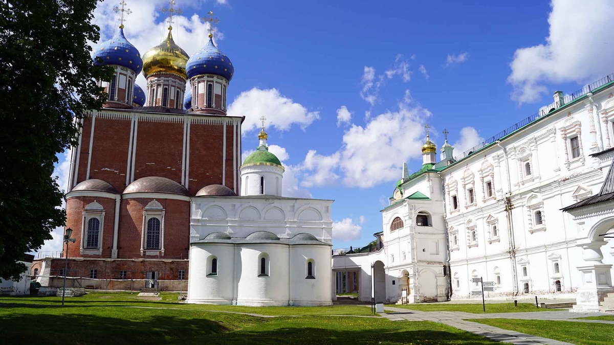 На территории кремля сохранились древние храмы и каменные палаты