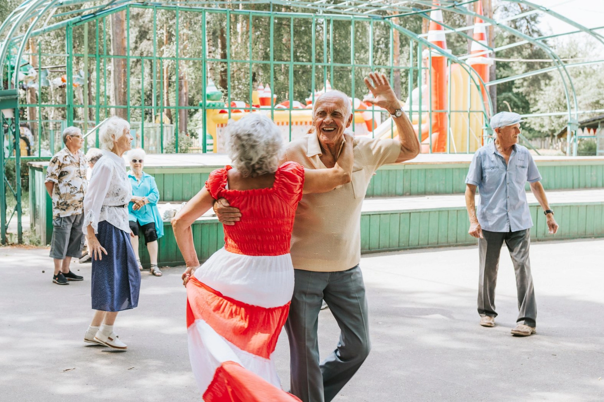 Пожилые пары на танцплощадке