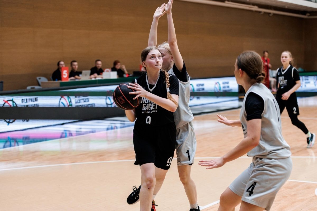    В атаке лидер нашей команды 16-летняя павловчанка Анна Цветова