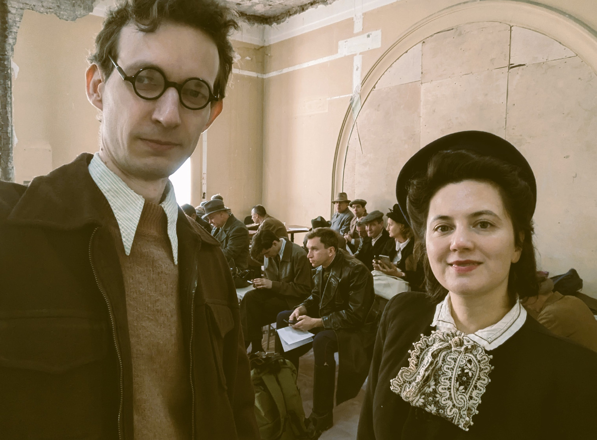 Обсуждаем с продюсером наш проект, ожидая пока позовут на площадку другого