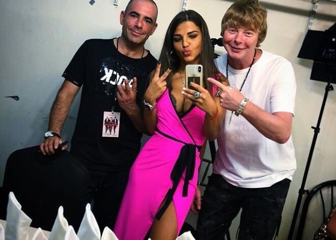 Та самая Юлия на фото с нашими звездунами 