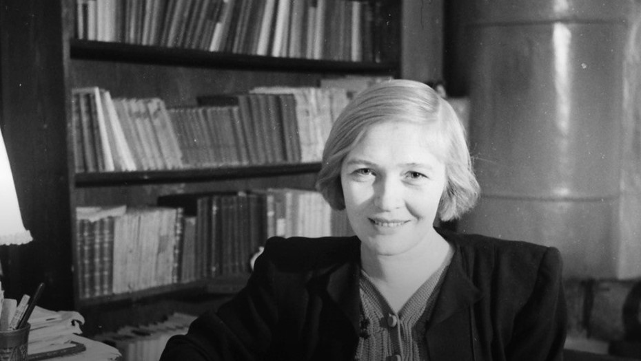    Поэтесса Ольга Берггольц сидит за столом в своём кабинете. Автор фото: Пресс-служба администрации Петербурга