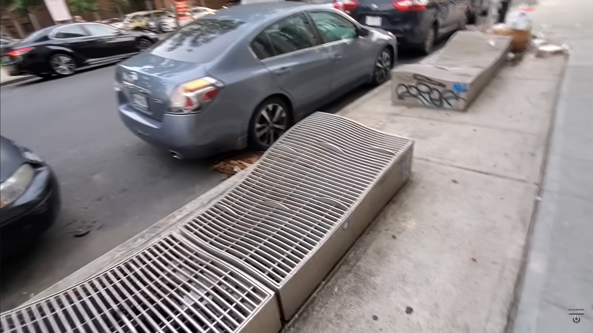 Скамьи в Нью-Йорке, США, содержат маленькие жесткие выступы, мешающие пьяным и бездомным разлечься. Дистанция между выступами, тем не менее, достаточна, чтобы сидеть, Кадр: youtube