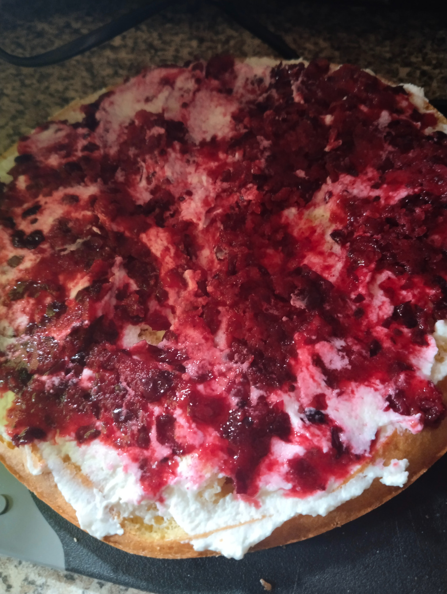 1 слой. Бисквит, пропитка, крем, измельчённые ягоды свежезамороженные.