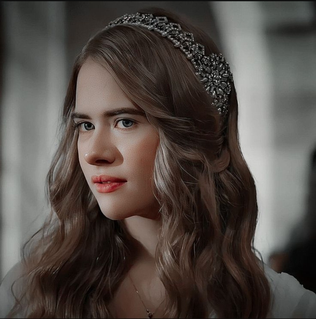 Махпейкер посмотрела на себя в зеркало. 