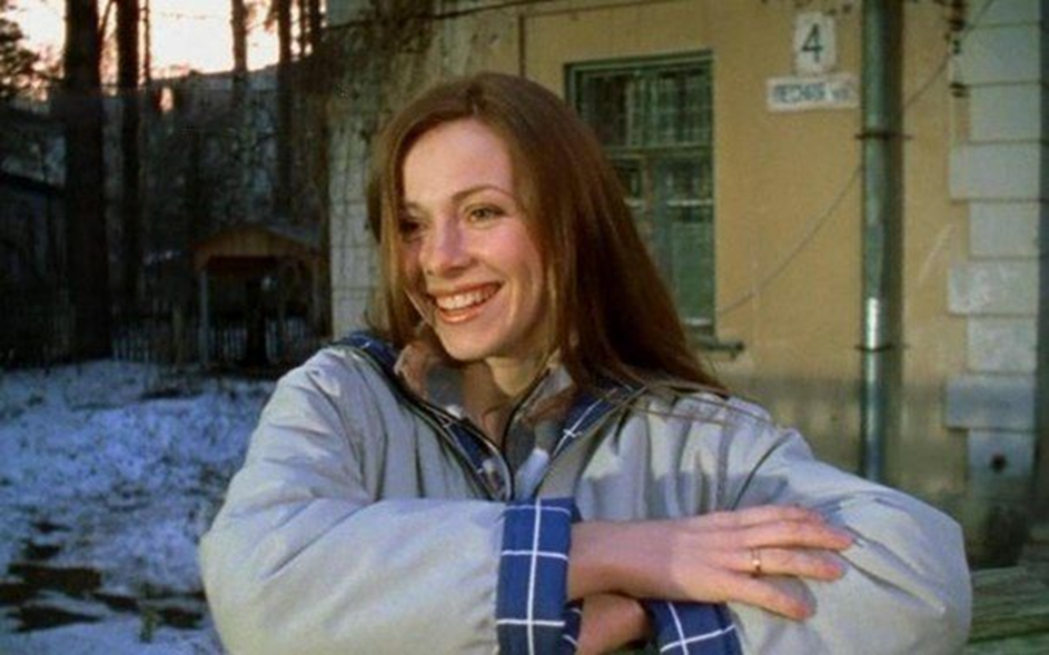 Ольга Сурикова на фоне своего дома по адресу - Лесная 4