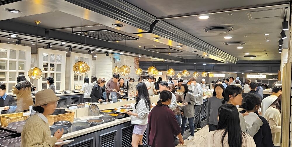 Филиал Ashley Queen в Jamsil Lotte Castle, расположенный в Сонпха-гу на юге Сеула, переполнен посетителями. (E-Land Eats)