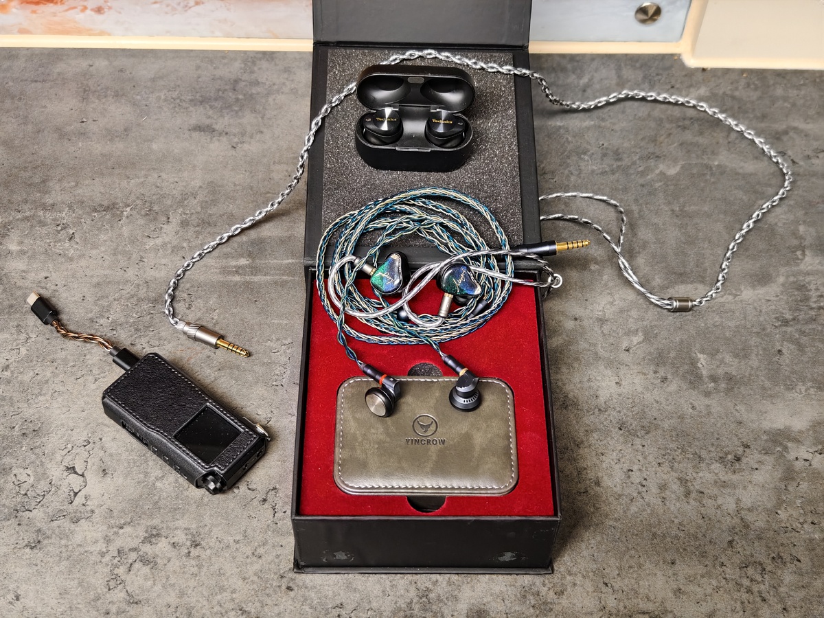 Снизу в верх: Yincrow RW-3000, Xenns Mangird Tea Pro, Technics EAH-AZ80