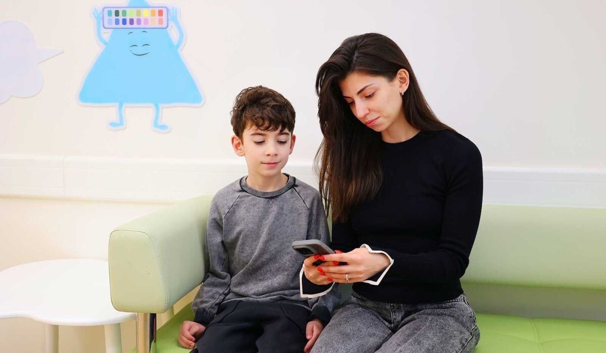     Мама с ребенком в поликлинике. Источник: mos.ru Автор фото: Пресс-служба Мэра и Правительства Москвы