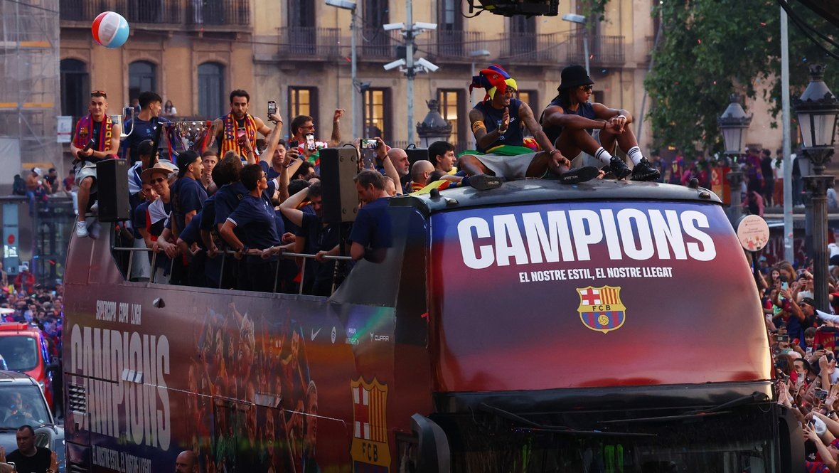    Чемпионский парад игроков «Барселоны» в Барселоне 16 мая. Reuters