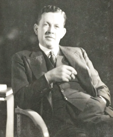 Сидит, как типичный аристократ-англичанин - нахальный хозяин мира