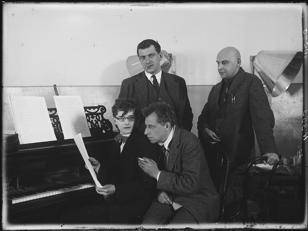 Владимир Маяковский, Всеволод Мейерхольд, Дмитрий Шостакович и Александр Родченко на репетиции пьесы «Клоп» в ГосТИМе. Москва, 1929 год© Алексей Темерин / Государственный музей В. В. Маяковского