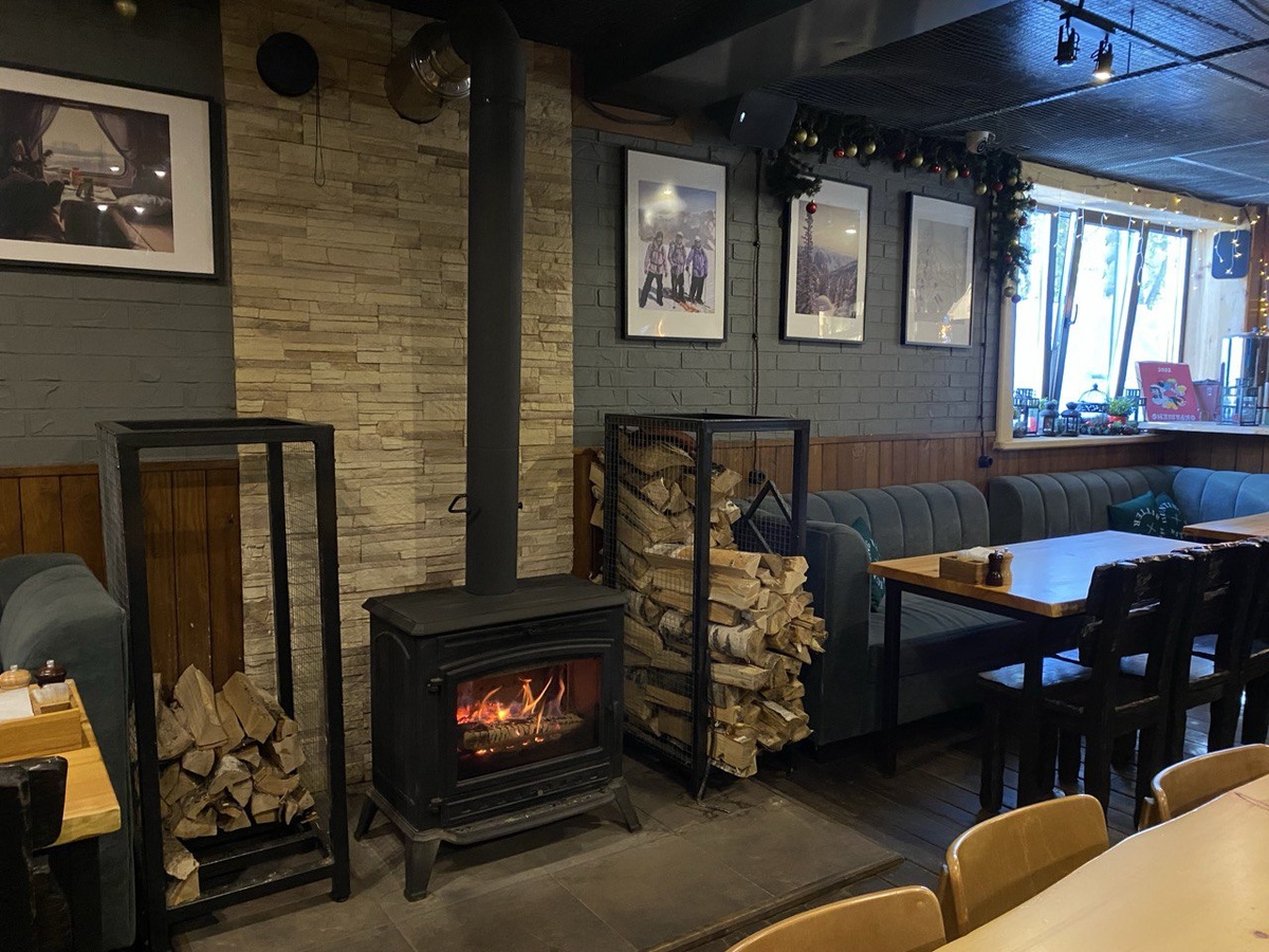 Камин внутри заведения