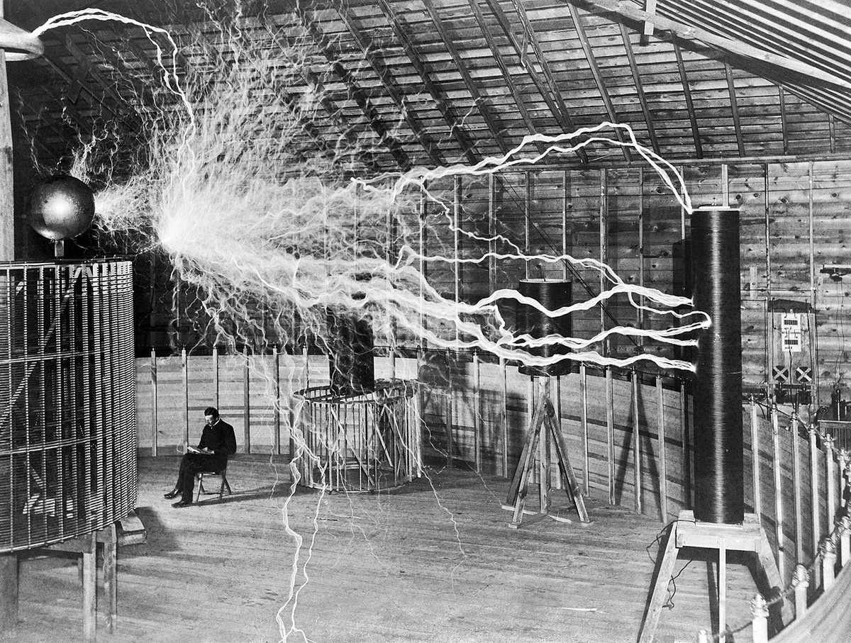 Никола Тесла в лаборатории в Колорадо-Спрингс. Около 1899 годаWellcome Collection