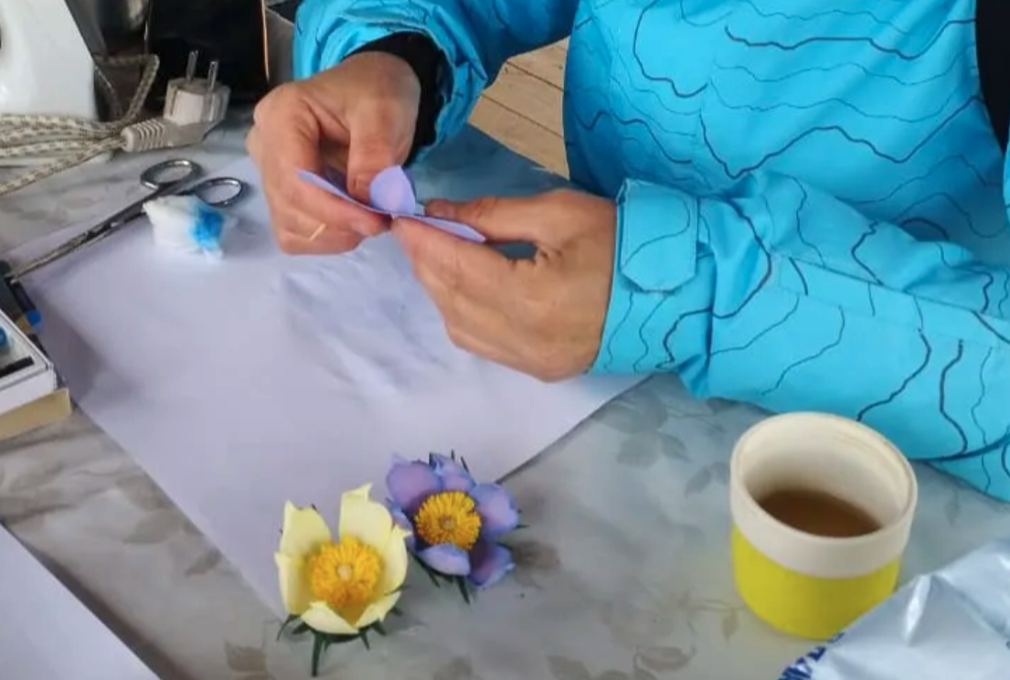 Мастер-класс по изготовлению якутских подснежников – прострелов из фоамирана, декоративного полимерного материала. Источник: sakha.gov.ru