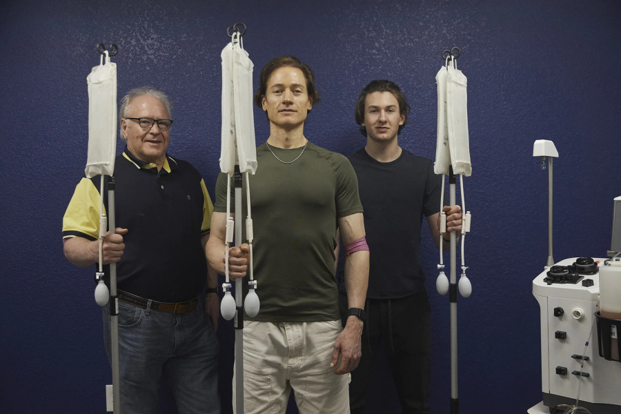 Брайан Джонсон (в центре) с отцом и сыном во время инфузионной терапии. Фото: Magdalena Wosinska