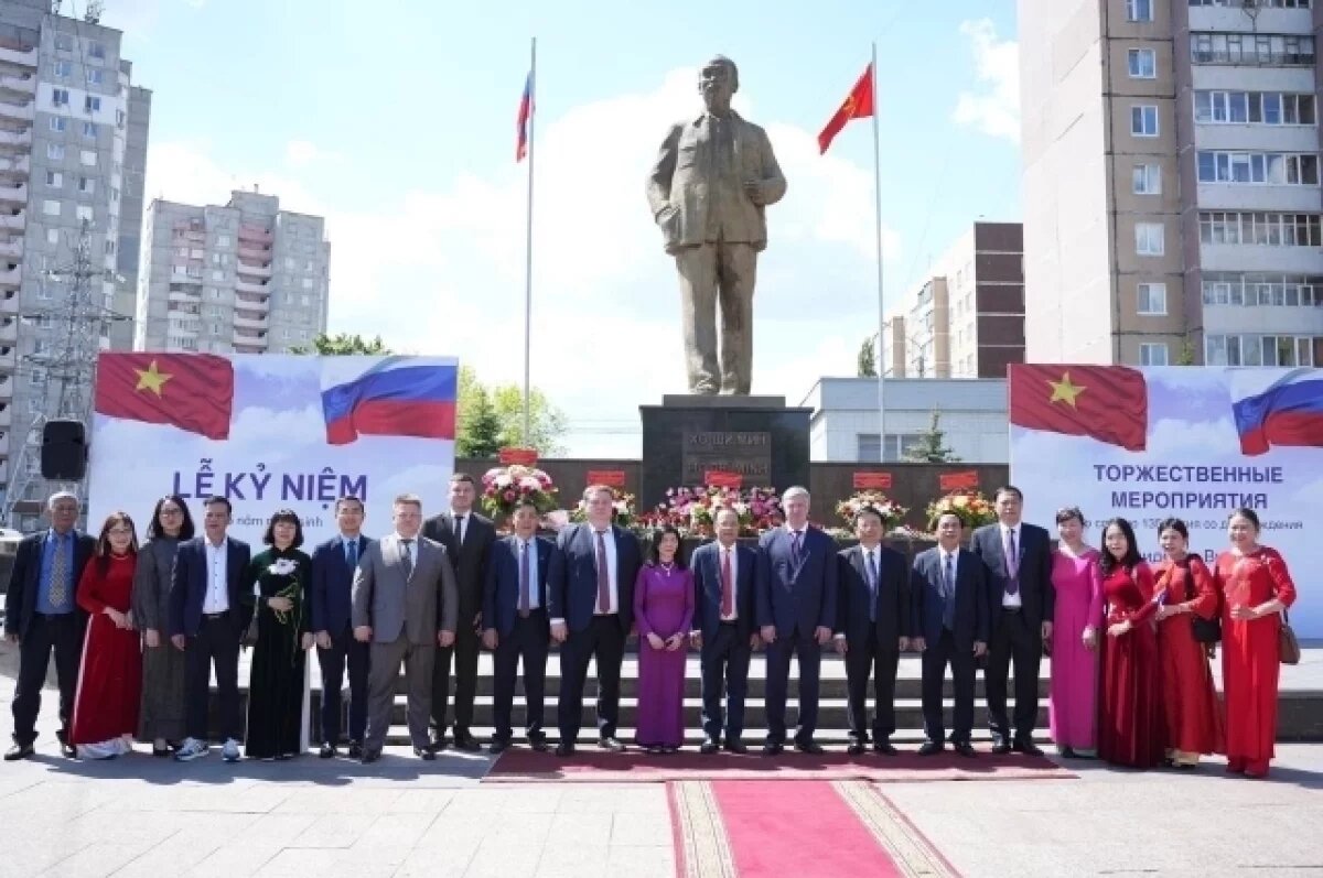    Делегация из Вьетнама возложила цветы к памятнику Хо Ши Мину в Ульяновске