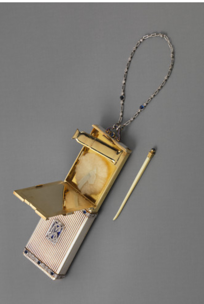 Cartier, New York, vanity case, золото, горячая эмаль, слоновая кость, сапфиры, бриллианты, 1910-е, Hillwood Estate Museum & Gardens, Вашингтон, официальный сайт -www. hillwoodmuseum.org 