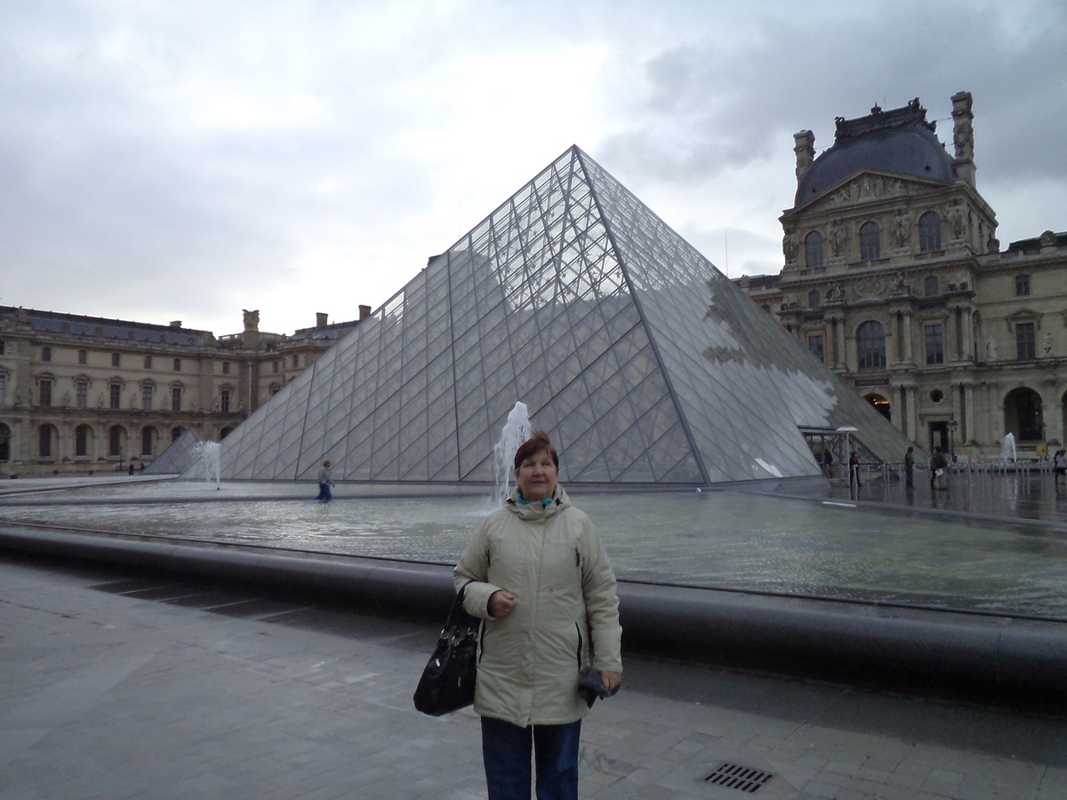 Знаменитая пирамида Лувра