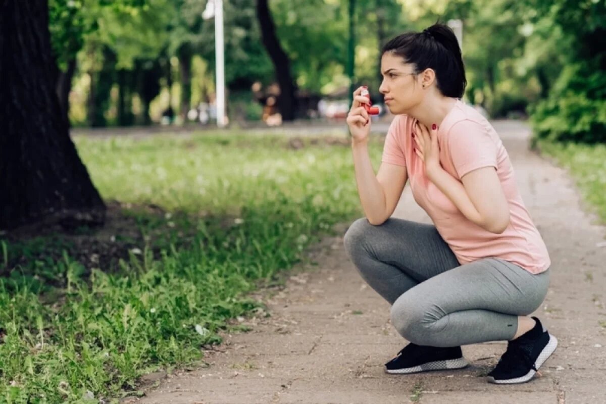    Заразиться астмой невозможно, как и передать по наследству. Однако генетическая предрасположенность к этому заболеванию существует.