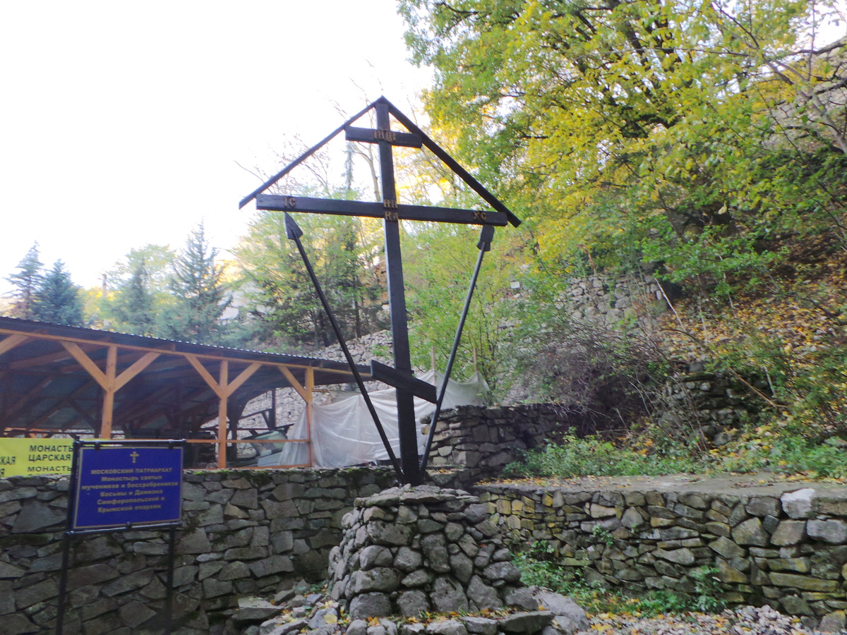 Крест на территории монастыря Косьмы и Дамиана