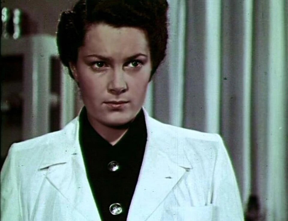 Элина Быстрицкая в фильме "В мирные дни"