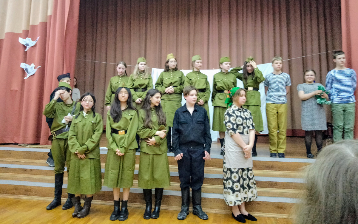 Вся труппа после поклонов