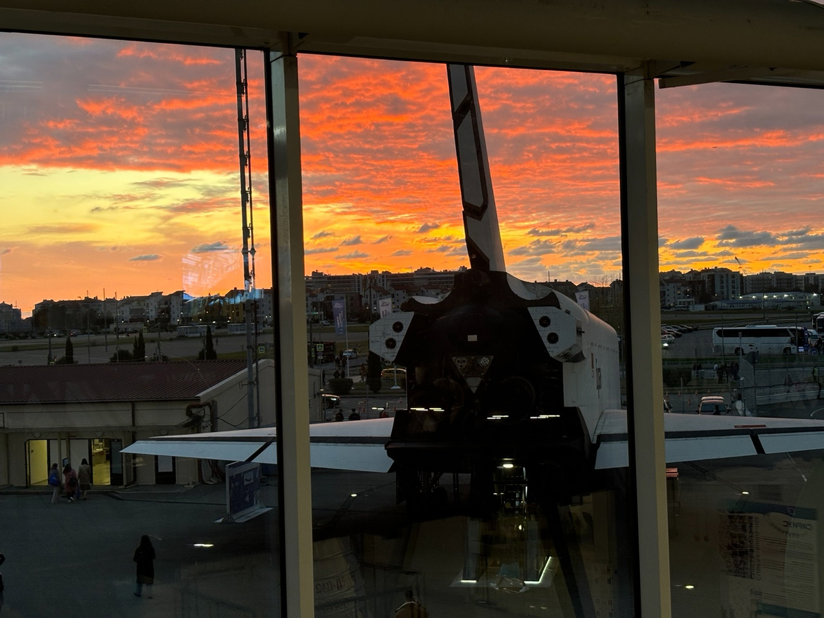 Вид из окна над главным входом в университет Сириус. Фотография автора.