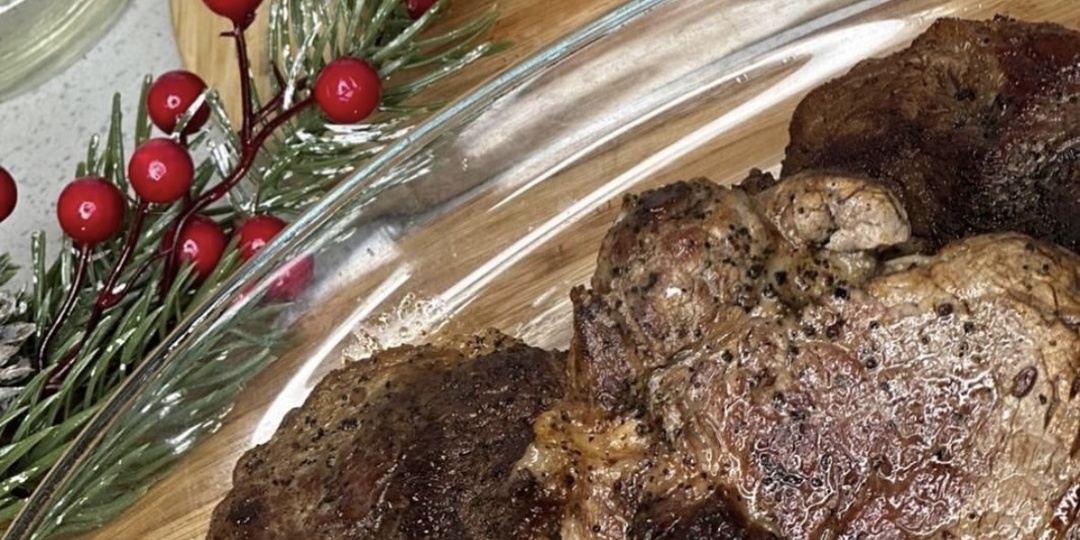 Стейк с пюре и спаржей