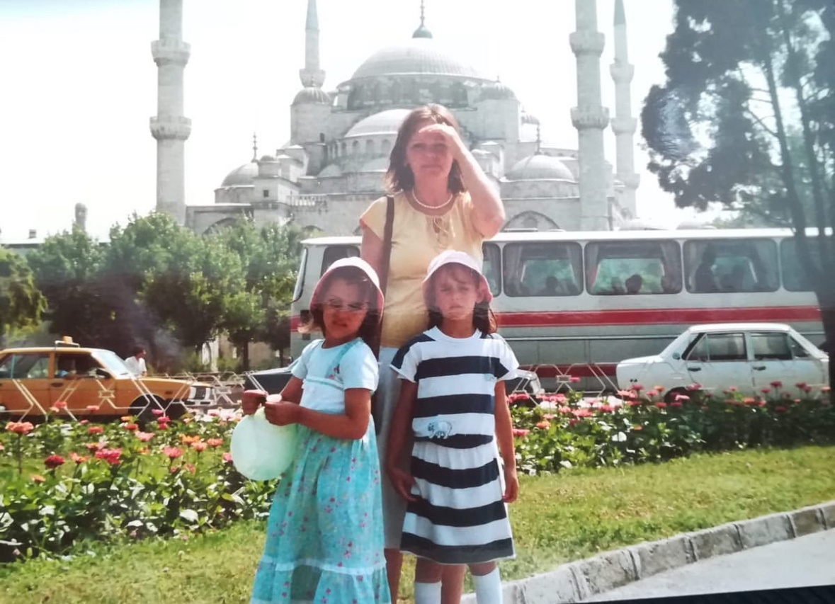 маленькая Мерьем с мамой Урсулой и сестрой Канан