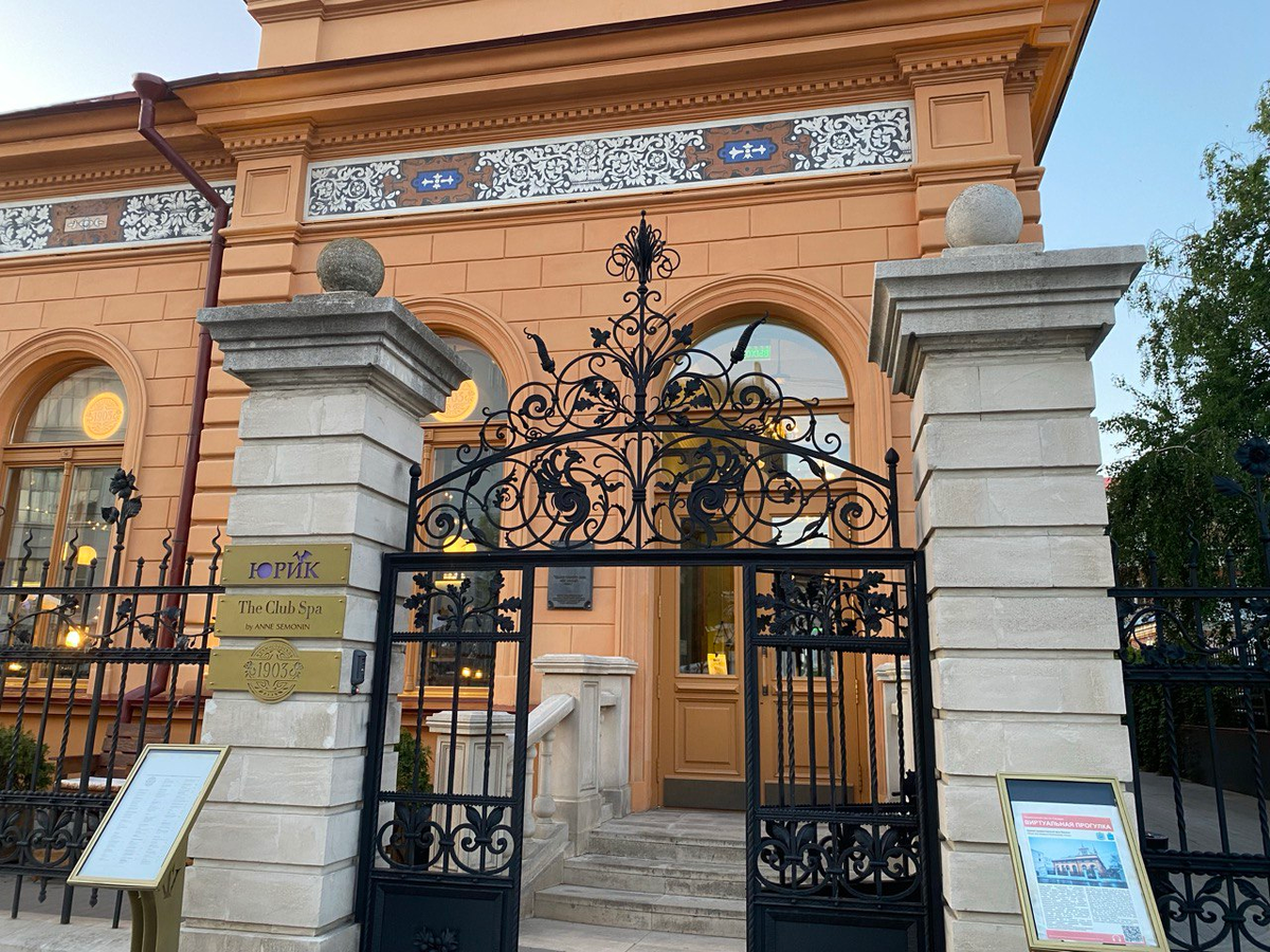 Шикарные кованные ворота обрамляют вход