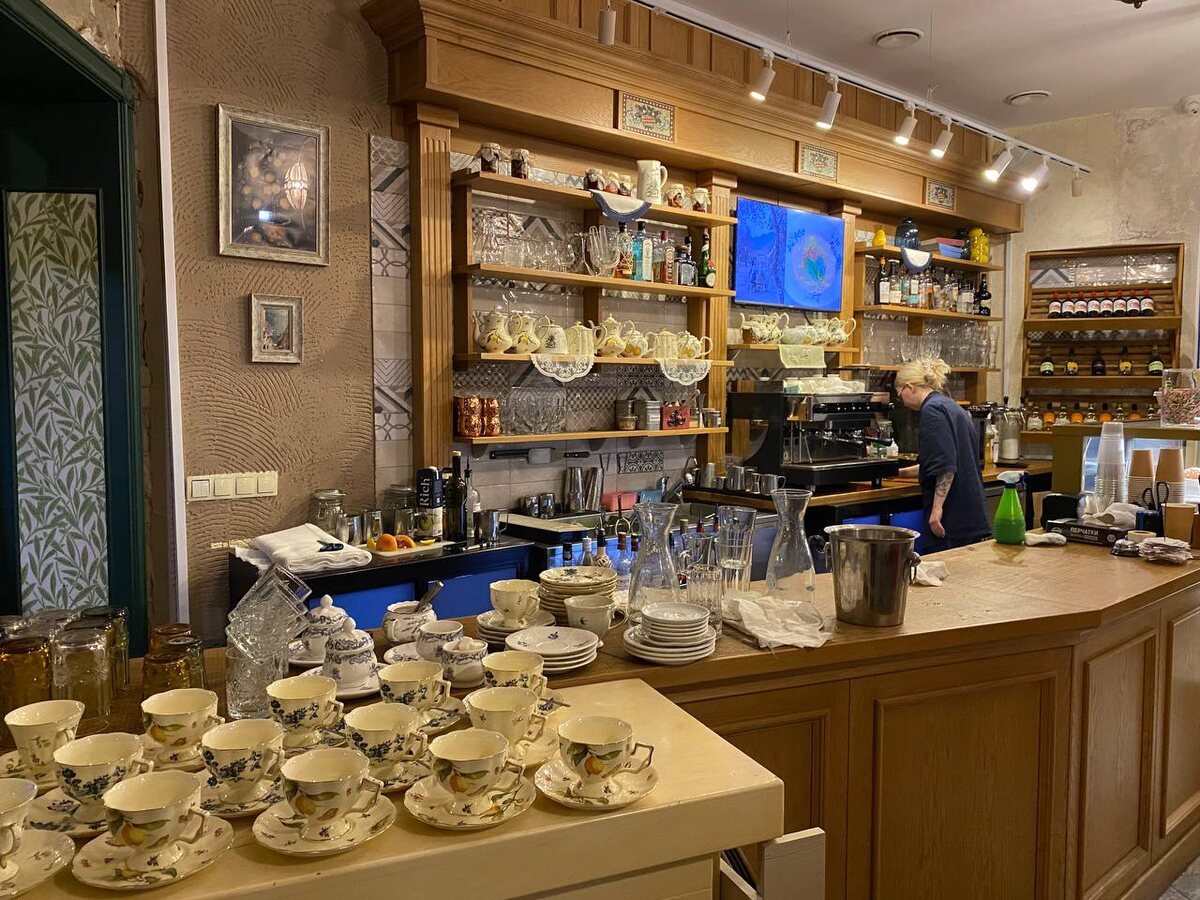 Бар на входе