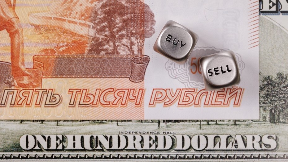    Кубики с надписями buy и sell на банкнотах номиналом 5000 российских рублей и 100 долларов США. Автор фото: Сергей Елагин / Бизнес Online / ТАСС