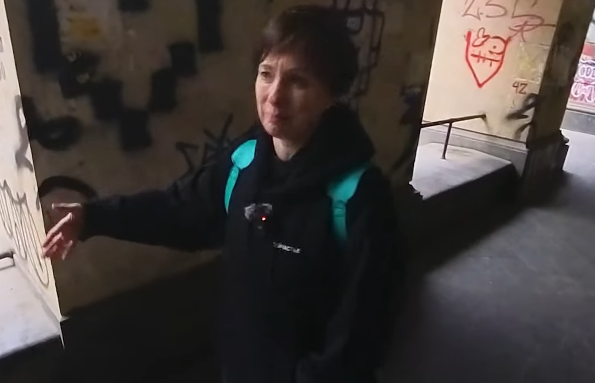 Скрин из недавнего интервью, где актриса едва сдерживает слёзы 