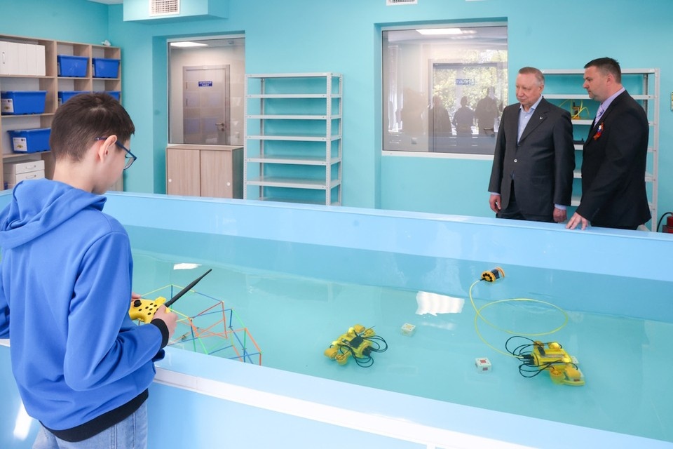    Губернатор проверил, какие занятия есть в детском дворце творчества в Петергофе. Фото: Смольный