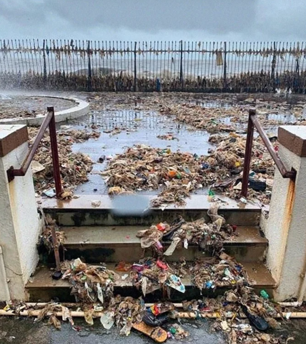 2. Океан в Мумбаи выбрасывает все то, что человек оставил природе