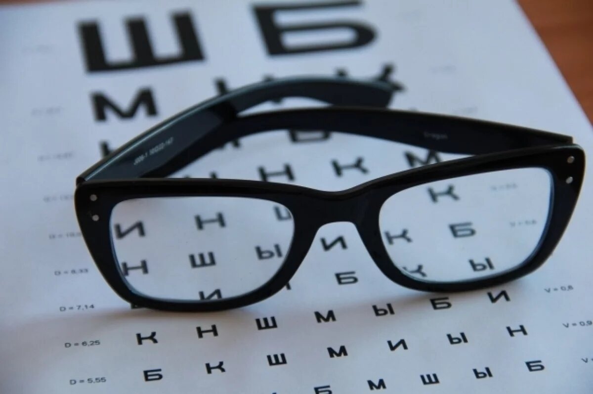    Офтальмолог: пользоваться телефоном ребенок может 30-40 минут в день