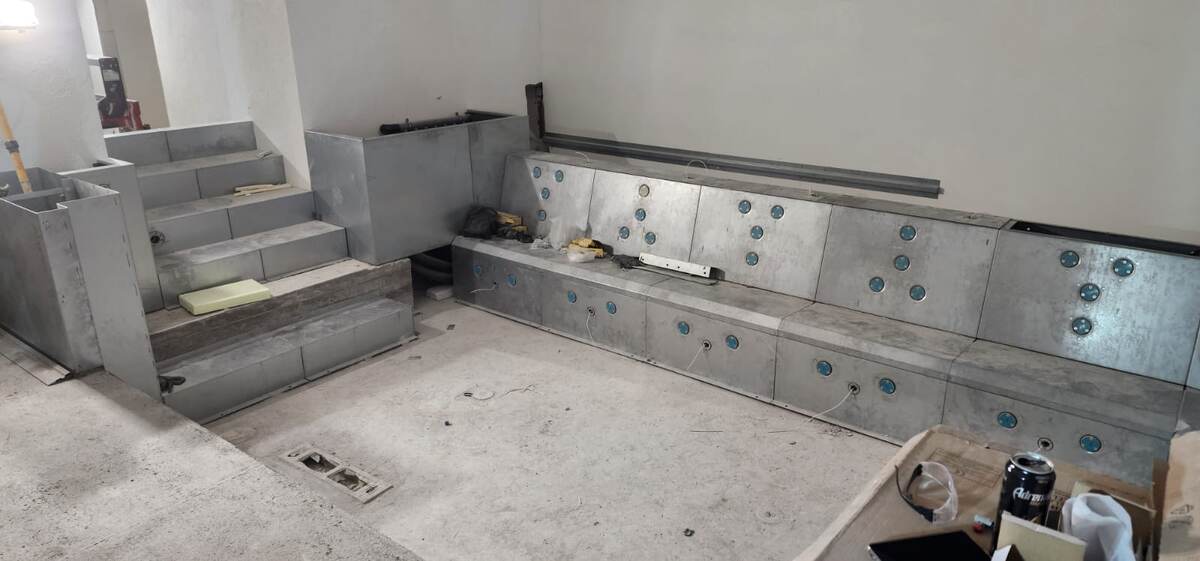 Процесс монтажа бассейна со стеклом